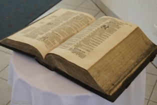 Biblia Brzeska parafii ewangelicko-reformowanej w Żychlinie (fot. Michał Karski)
